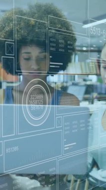 Modern ofis animasyonunda dijital veri arayüzleri ve çeşitli gruplarla işbirliği. Teknoloji, takım çalışması, yenilik, işbirliği, yaratıcılık