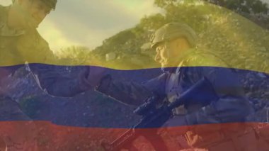 Diz çökmüş asker savaş eğitimi sırasında müttefiklerinden su alıyor ve güç çubuğu yükseliyor. Ordu, takım çalışması, dayanıklılık, taktik, açık hava, dayanıklı, yoldaşlık.