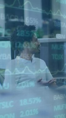 Ofiste çalışan çeşitli iş adamları üzerinde finansal veri işleme animasyonu. Küresel iş, finans, bilgisayar ve veri işleme kavramı dijital olarak oluşturulmuş video.