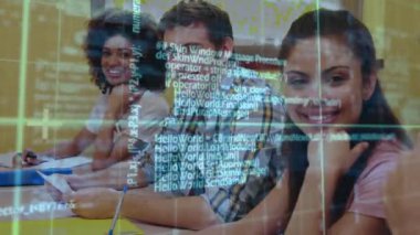 Programlama kodu geri çekiliyor ve eğitime gülümseyen kameraya odaklanan dört öğrenciyi gözler önüne seriyor. İşbirliği, teknoloji, eğitim, gençlik, öğrenme, takım çalışması, çeşitlilik