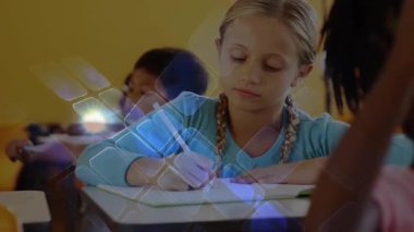 Kız, sarı sınıflarda elmasların yoğunlaştığı sınıf için yazmaya başlıyor. Eğitim, sınıf, çocuklar, öğrenme, takım çalışması, yaratıcılık, canlı