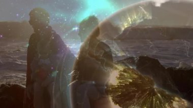 Günbatımı, dünya dalgalarını teknoloji ağına dönüştürürken sahilde duraklayan çiftlere ilham veriyor. Göksel, bağlantı, macera, keşif, dinginlik, dijital, ufuk