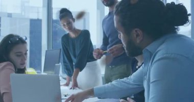 Noktalı cam bölme sürükleniyor, takım toplanıyor dizüstü bilgisayarı işaret ediyor, iş planı üzerinde işbirliği yapıyor. Şirket, takım çalışması, yenilik, modern, beyin fırtınası, profesyonel, strateji