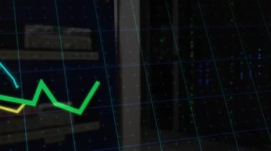 Izgarada yeşil, sarı, mavi çizgiler beliriyor, zirve yapıyor, görselleştiriyor veri eğilimlerini. Analizler, görselleştirme, veri, teknoloji, dijital, fütüristik, bilim