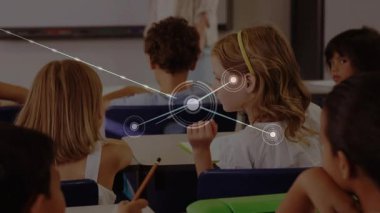 Öğrencilere hitap eden öğretmen, eğitim için düğüm ve çizgilerle parlayan ağ örtüsü başlatıyor. Eğitim, sınıf, öğrenim, işbirliği, bağlantı, dijital, öğretici