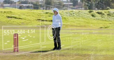 Genç bovling oyuncusu bovling topuyla koşuyor. Pembe kütüklere vuruyor, vurucu dışarı çıkıyor, hakem krikette izliyor. Kriket, atletizm, takım çalışması, açık hava, sportmenlik, rekabet, yaşam tarzı