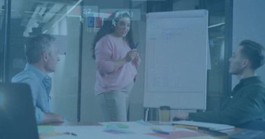 Sunucu telefona ve not çizelgesine bakarak pazarlama anlayışları için sosyal simgelerin ortaya çıkmasına neden oluyor. İşbirliği, takım çalışması, analitik, tartışma, dijital, kurumsal, modern