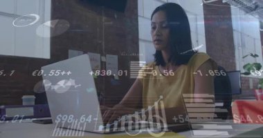 Olgun bir kadın, dizüstü bilgisayarda gerçek zamanlı güncelleme olarak yazmaya başlıyor. Profesyonel, çalışma alanı, modern, analitik, odaklanmış, teknoloji, üretkenlik