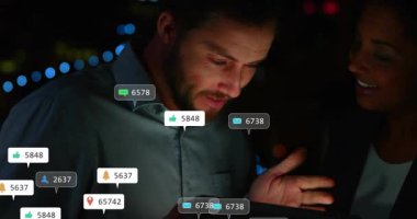 İki meslektaşın çatıda tablet tıklaması yüzen ikonların çarpışma ölçümlerini güncellemesine neden oluyor. Teknoloji, iletişim, ağ, dijital, işbirliği, yenilik, modern