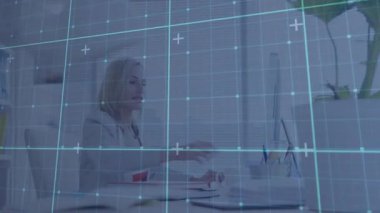 Dijital şebeke, klavyeye yazı yazan ve kırmızı not defterine iş notları yazan bir kadın olarak görünüyor. Teknoloji, üretkenlik, yenilik, çalışma alanı, konsantrasyon, yaratıcılık, modern