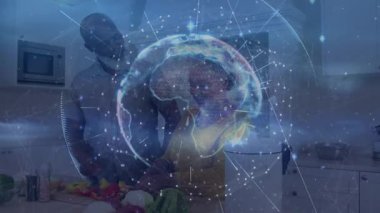 Mutfağın üstünde küresel ağ gösteren holografik veri küresini ateşleyen bıçaktan oğula geçen bir kadın. Aşçılık, teknoloji, bağlantı, dijital, modern, aile, yenilik