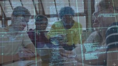 Masa kızı etrafında kod kaplaması gösteren dizüstü bilgisayara el kol hareketi yapan genç öğrenciler. İşbirliği, yenilik, takım çalışması, teknoloji, eğitim, gençlik, beyin fırtınası