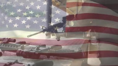 Siyah tüfeği kapan, bipod ayarlayan, optik gören, teknoloji kaplamalı namluyu temizleyen bir adam. Silah, atış, hassasiyet, açık hava, spor, taktik, ekipman