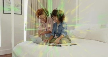 Teknik ekip çalışmasında dizüstü bilgisayarı işaret eden iki kadın sarı-yeşil devre hatları gibi akıyordu. İşbirliği, yenilik, takım çalışması, dijital, bağlantı, teknoloji, modern