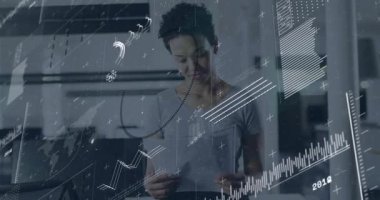 İş veri analisti elinde tuttuğu raporla ofiste öngörü isteyen dijital çizelgeleri başlatıyor. Profesyonel, teknoloji, modern, kurumsal, dijital, analitik, görselleştirme