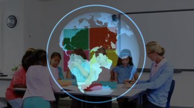 Öğretmen, sınıf küresindeki kağıt malzemelerini işaret ederek el sanatlarına başlıyor. Dönüşümlü olarak öğrencileri kesiyor. Sınıflar, eğitim, sanatsal, yaratıcı, gençlik, takım çalışması, öğrenme