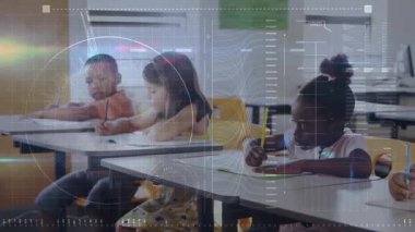 Üç öğrenci çalışma kitaplarını düzenliyor sonra da el yazısı pratiği için mektuplar yazmaya başlıyor. Sınıf arkadaşları, eğitim, öğrenim, sınıf, çocuklar, odaklanma, öğrenim