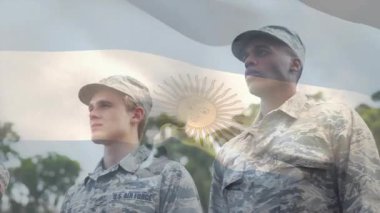 Arjantin bayrağının hafif bir esinti altında dalgalanan dalgalanan bakışlarını izleyen askeri havacılar. Üniforma, disiplin, vatanseverlik, açık hava, dostluk, doğal, dayanıklılık.