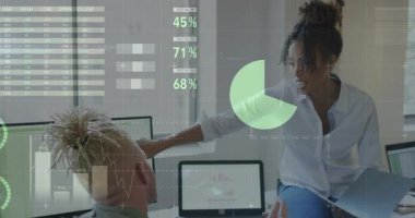 Kadın sunucu içeri giriyor ve masaya tünemiş, verileri sunuyor, şeffaf pasta grafikleri kayboluyor. İş, işbirliği, analitik, görselleştirme, profesyonel, ofis, teknoloji