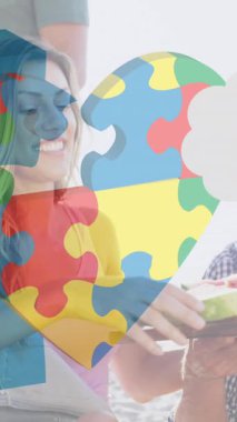 Renkli yapboz parçalarının animasyonu yaz plaj partisinde mutlu arkadaşlara karşı yürek ister. otizm, öğrenme güçlüğü, destek ve farkındalık kavramı dijital olarak oluşturulmuş video.