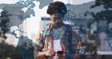 Yürüyüş yolunda akıllı telefonu dinleyen adam dünya haritasını teknoloji veri düğümleriyle örtüyor. Kentsel, teknoloji, bağlantı, yenilik, dijital, iletişim, canlı