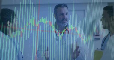 Dr, finans verilerini gösteren şamdan çizelgesi olarak meslektaşlarına doğru dönüyor. Tıbbi, profesyonel, işbirliği, analitik, veri, dijital, sağlık