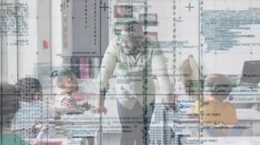 Öğretmen sıraların arasında yürüyor ve eğiliyor, öğrencileri eğitim için animasyon notlarıyla meşgul ediyor. Akıl hocası, sınıf, etkileşim, bağlılık, öğrenme, ilham, akademik