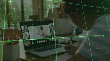 Öğrenci ders sırasında notlar yazarken, öğretmen slaytları kılavuz noktaları olarak kaydırıyor. E-öğrenme, uzaktan eğitim, sınıf, teknoloji, konsantrasyon, öğrenim, dijital öğrenim