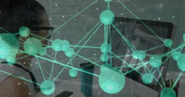 Veri analisti kadın boş monitörlere bakıyor ağ kaplamasını etkinleştiriyor, veri içgörüsü sağlıyor. Teknoloji, yenilik, bağlantı, dijital, fütüristik, çalışma alanı, profesyonel