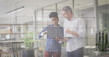 Veri analizi için şebeke zayıflıyor, analist bilgisayara bağlanıyor ve yönetici animasyon çubuklarını işaret ediyor. İş, işbirliği, analitik, veri, takım çalışması, modern, profesyonel