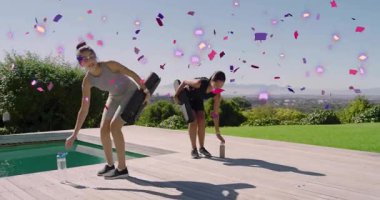 Konfeti düşüşü kadınları motive eder paspasları açar ve havuz kenarında ısınmaya hazırlar. Spor, sağlık, kutlama, açık hava, boş zaman, canlı, takım çalışması.