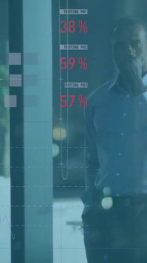 Ofiste pencereden dışarı bakan düşünceli Afrikalı Amerikalı adamın veri işleme animasyonu. Bilgisayar arayüzü ve iş veri teknolojisi kavramı