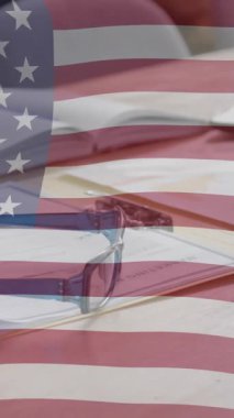 Ofis masasında Amerikan bayrağı animasyonu. Belgeler, gözlükler ve dizüstü bilgisayarla. Vatanseverlik, çalışma alanı, iş dünyası, teknoloji