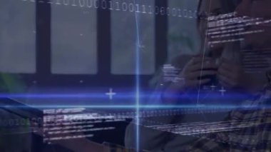 Kanepede uzaktan kumandaya basan bir adam, kadının kahvesini yudumlarken ikili teknoloji şebekesinin yer değiştirmesine neden oluyor. Teknoloji, dijital, yenilik, rahatlama, ev, çağdaş, bağlantı