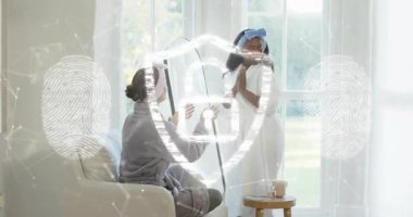 Arkadaşlar parmak izlerini gösteren aynalarla göz altı cilt bakımı başlatan jestleri selamlıyorlar. Rahatlama, cilt bakımı, arkadaşlık, kendine bakım, sükunet, uyum, yaşam tarzı.