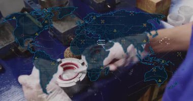 Bir sonraki üretim aşaması için teknisyen kalıpları ve kepçeleme reçineleri, harita simgelerini gösteren kaplama. Hassasiyet, zanaat, yenilik, sanayi, teknoloji, imalat, mühendislik