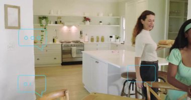 Ev sahibi mutfağa giriyor, tepsi taşıyor, tabak yerleştiriyor, yemek hazırlıyor. Aşçılık, misafirperverlik, dostluk, konfor, modern yaşam tarzı, kutlama