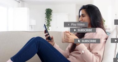 Kadın akıllı telefonu evde kaydırıyor, abone oluyor, teknoloji için çan simgesini dinliyor. Yaşam tarzı, dijital ilişki, rahatlama, konforlu, modern, teknoloji, iletişim