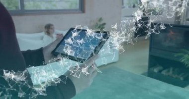 Tablet kullanıcısı iklim simgesini tıkırdatıyor ve ev iklim aydınlatmasını ayarlarken örtüyü etkinleştiriyor. Teknoloji, akıllı ev, bağlantı, modern, yaşam tarzı, yenilik, iç mekan