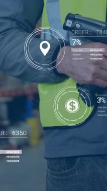 Tarayıcı kullanarak, depo çalışanı dijital verileri animasyon örtüsüyle analiz ediyor. Lojistik, nakliye, teknoloji, envanter, tarama, verimlilik