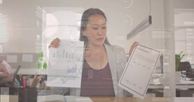 Masada çalışan iş kadını ölçümleri karşılaştırmak, incelemek ve notları çevirmek için çizelgeleri eğiyor. Profesyonel, çalışma alanı, modern, analitik, kurumsal, üretkenlik, gündelik