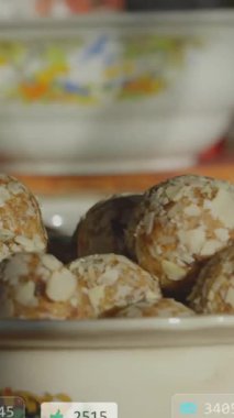 Bir kase badem kaplı atıştırmalık için sosyal medya bilgilendirmeleri. Teknoloji, yemek, badem, kaplama, görsel, modern