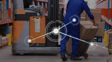 Depo işçisi, veri envanter hareketini gizlerken palet krikosunu forkliftten geçirirken. Lojistik, otomasyon, üretkenlik, sanayi, teknoloji, verimlilik, depolama