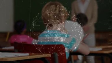 Dönen dijital küre olarak yazan kız sahneleri örtüyor ve ağ eğitimi dersi veriyor. Sınıf, eğitim, teknoloji, öğrenme, öğrenciler, etkileşimli, akademik