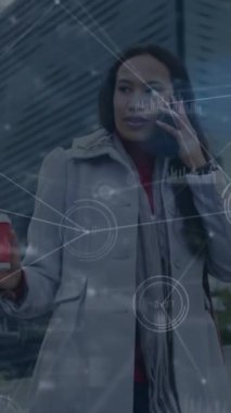 Akıllı telefon kullanan kadın üzerindeki veri ile bağlantı ağının animasyonu. Dijital olarak oluşturulmuş küresel bağlantılar, ağlar ve veri işleme kavramı.