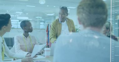 Kariyerinin ortalarında bir adam başkanlıktan yükselip, meslektaşları öne eğilirken dizüstü bilgisayarında gündem oluşturuyor. İşbirliği, yaratıcı, yenilikçi, beyin fırtınası, modern, profesyonel, takım çalışması