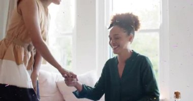 Ortağın göz bağını çıkartıyor ve nişan yüzüğüyle evlenme teklif ediyor. Hayat tarzında sarılma kıvılcımı. Romantizm, samimiyet, kutlama, bağlantı, sevgi, mutluluk, lüks