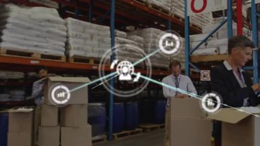 Kadın danışmanlık tableti lojistik ağı etkinleştiriyor paketleme, tarama iş akışlarını birbirine bağlıyor. Sanayi, otomasyon, dağıtım, dijital, işbirliği, verimlilik, teknoloji