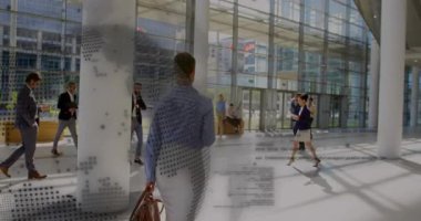 Yönetici lobiye cam kapılardan giriyor. Nokta haritanın lobide meslektaşlarla dolu olduğunu gösteriyor. Şirket, iş, ağ, teknoloji, modern, profesyonel, takım çalışması