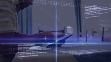 dijital kaplama kaydıran adam tıklaması ve tableti araklaması teknolojik veri görselleri. Teknoloji, veri, yenilik, dijital, geleceksel, analiz, iletişim